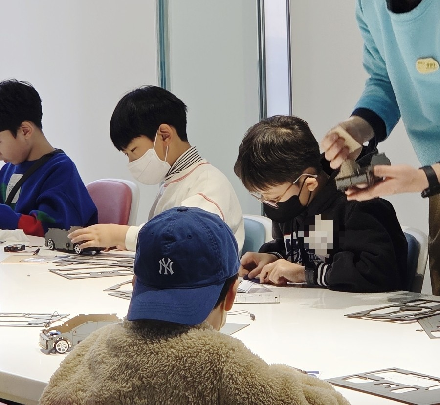 현대모터스튜디오 고양에서 아이오닉자동차를 만들고 있는 모습